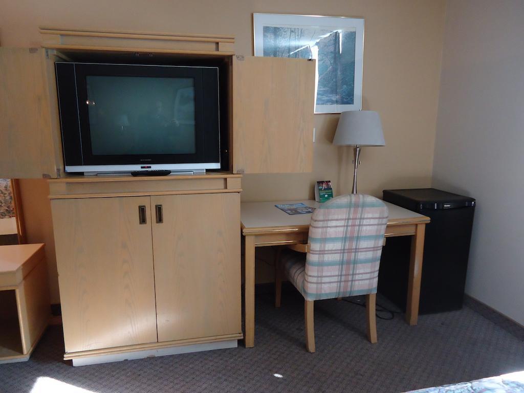 Canadian Motor Hotel Sault Ste. Marie Room photo