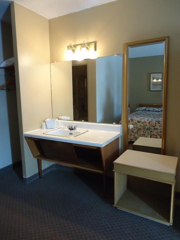 Canadian Motor Hotel Sault Ste. Marie Room photo