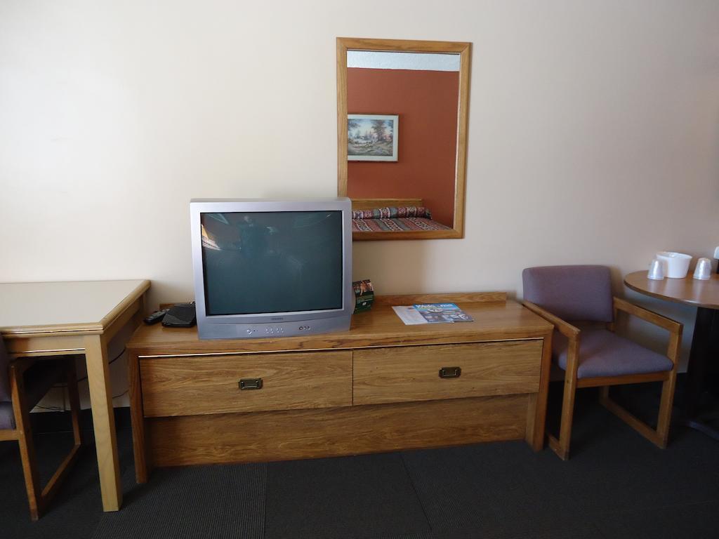Canadian Motor Hotel Sault Ste. Marie Room photo