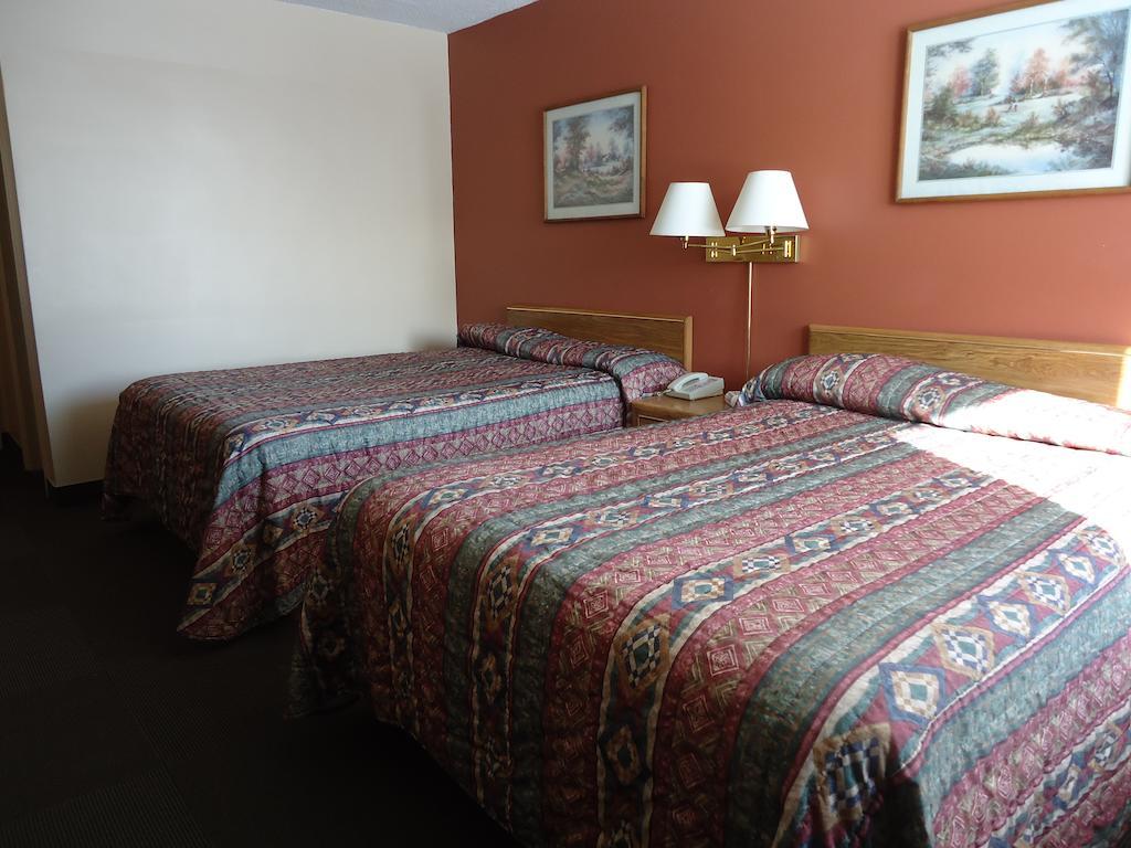 Canadian Motor Hotel Sault Ste. Marie Room photo