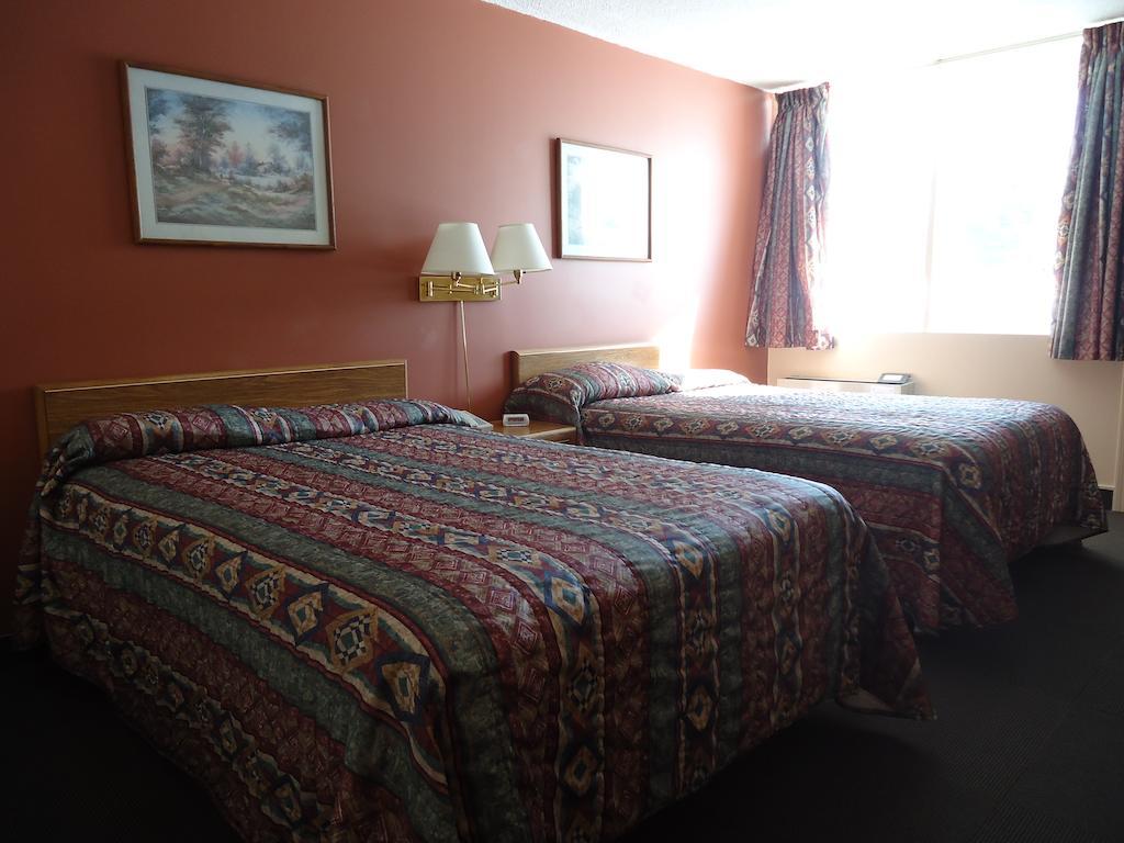 Canadian Motor Hotel Sault Ste. Marie Room photo